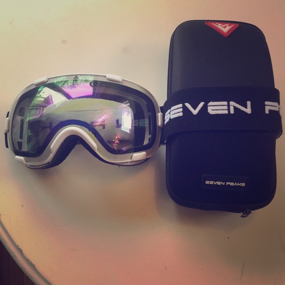 Snowboard goggles